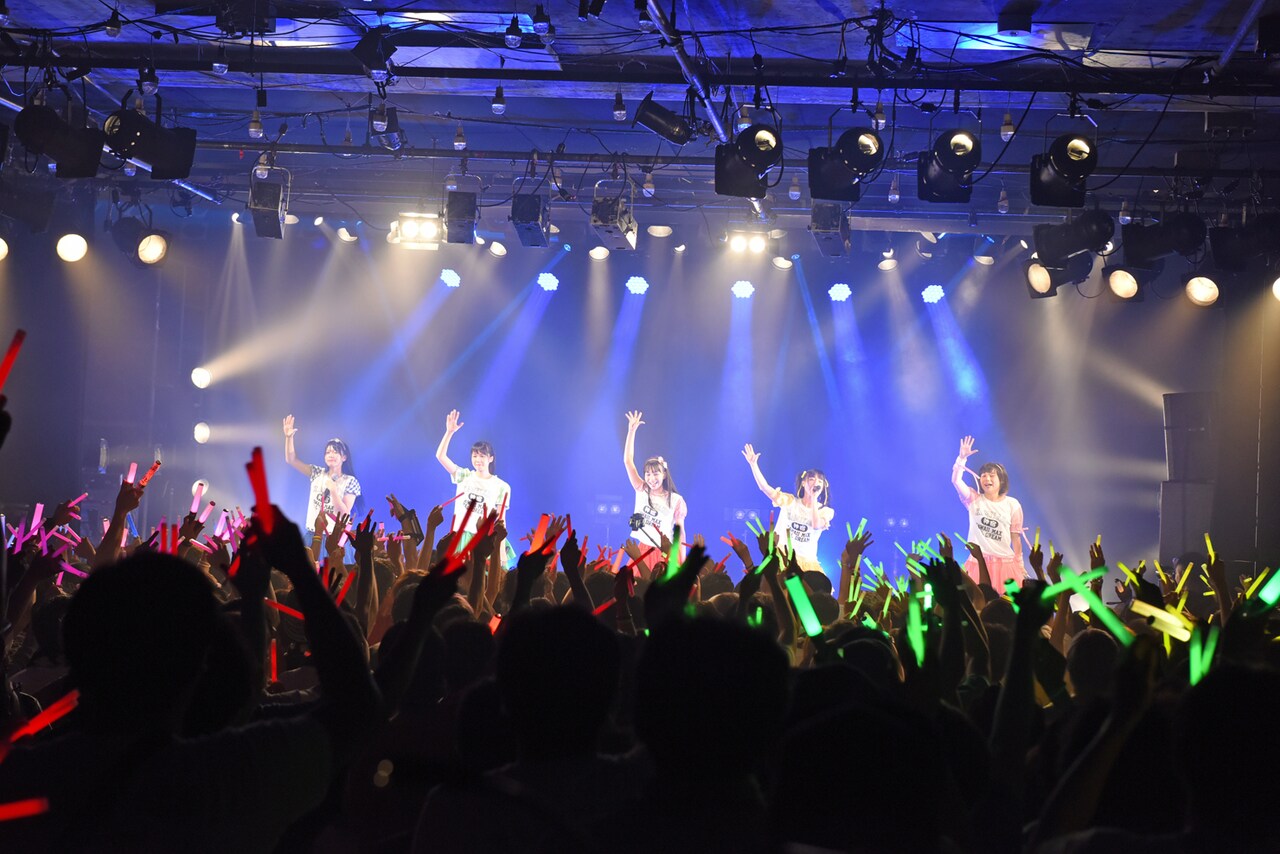 神宿の2周年記念ライブ「神が宿る場所～2周年！夢の扉をこじ開けるまで～」の様子。