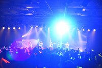 神宿の2周年記念ライブ「神が宿る場所～2周年！夢の扉をこじ開けるまで～」の様子。
