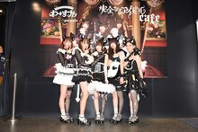 コラボカフェの店舗前で記念撮影するわーすた。