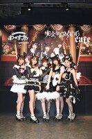 コラボカフェの店舗前で記念撮影するわーすた。