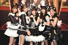 コラボカフェの店舗前で記念撮影するわーすた。