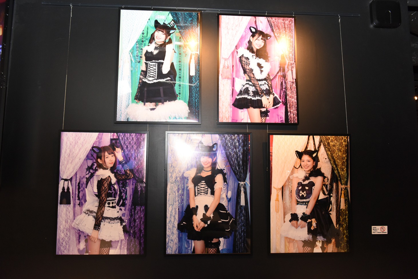 「わーすた presents 完全なるアイドルCafe」店舗内の写真パネル。