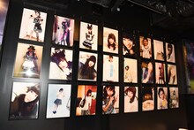 「わーすた presents 完全なるアイドルCafe」店舗内の写真パネル。