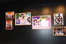 「わーすた presents 完全なるアイドルCafe」店舗内の写真パネル。