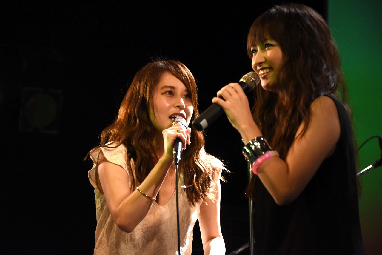 MCで盛り上がる西恵利香（左）と星野みちる（右）。