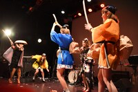 チャンバラを繰り広げる星野みちる、西恵利香、まなみのりさ。