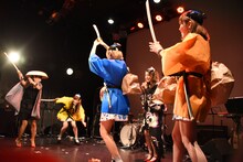 チャンバラを繰り広げる星野みちる、西恵利香、まなみのりさ。