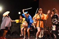 チャンバラを繰り広げる星野みちる、西恵利香、まなみのりさ。