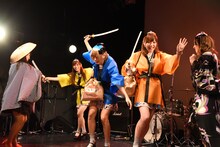 チャンバラを繰り広げる星野みちる、西恵利香、まなみのりさ。