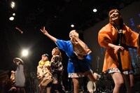 小判（ハッピーターン）を客席に投げる星野みちる、西恵利香、まなみのりさ。