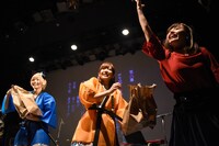 芝居には参加しなかったが小判（ハッピーターン）を投げに来た脇田もなり（右）。