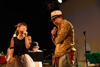 スクーターズとして登場した信藤三雄（右）。