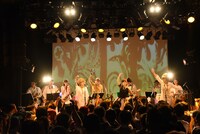 「恋するフォーチュンクッキー」を歌う星野みちるとスクーターズ。