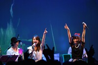 デュエットする西恵利香（左）と星野みちる（右）。