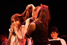 西恵利香（左）の髪をかき上げる星野みちる（右）。