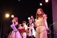 デュエットする星野みちる（左）と西恵利香（右）。