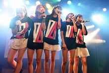 DEAR KISSによる1stワンマンライブの様子。