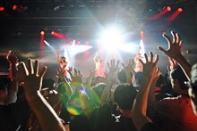 DEAR KISSによる1stワンマンライブの様子。