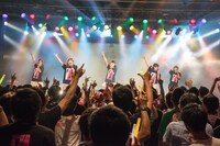 DEAR KISSによる1stワンマンライブの様子。