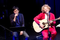 左から大橋卓弥、ベニー・シングス。