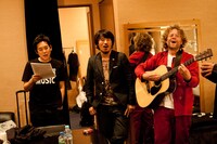 左から大橋卓弥、常田真太郎、ベニー・シングス。