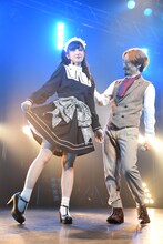 デュエットする清咲乃（左）と清竜人（右）。