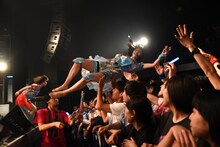 フロアにダイブするあの（ゆるめるモ！）。