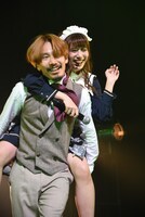 清竜人（左）におんぶされる清優華（右）。