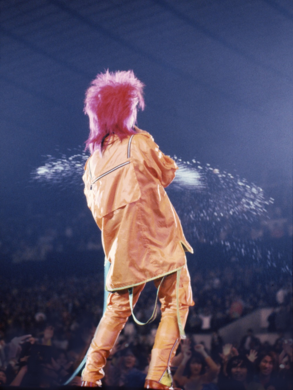 「hide 3D LIVE MOVIE “PSYENCE A GO GO” ～20 years from 1996～」のワンシーン。