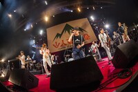 東京スカパラダイスオーケストラとTAKUMA（10-FEET）。（Photo by HayachiN）