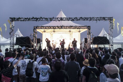 「山人MCバトル」の様子。（Photo by Shingo Tamai）