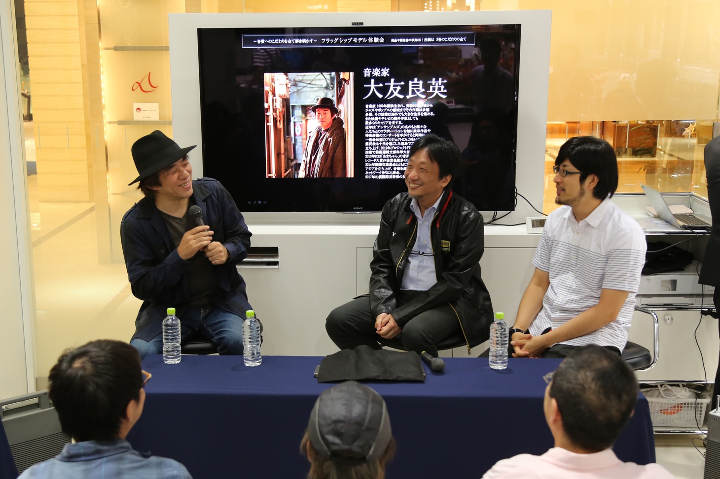 体験会イベントの様子。左から大友良英、ウォークマン開発者の佐藤浩朗氏、ヘッドフォン開発者の潮見俊輔氏。