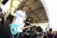 dustboxのステージに立つ庵原将平（Vo, B / SHANK）。（撮影：半田安政[showcase]）