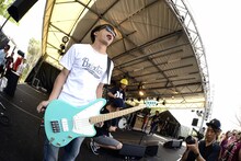 dustboxのステージに立つ庵原将平（Vo, B / SHANK）。（撮影：半田安政[showcase]）