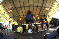 dustboxと庵原将平（Vo, B / SHANK）。（撮影：半田安政[showcase]）