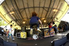 dustboxと庵原将平（Vo, B / SHANK）。（撮影：半田安政[showcase]）