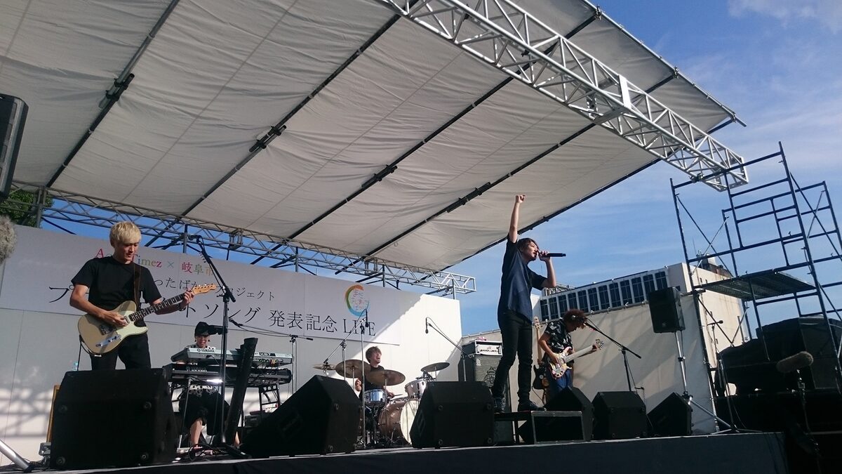 Aqua Timez太志 地元岐阜市の観光大使に任命されてガッツポーズ 音楽ナタリー Aqua Timez太志 地元岐阜市の観光大使に任命されてガッツポーズ 音楽ナタリー
