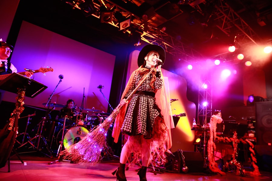 花澤香菜が一足早いハロウィンパーティで新曲「ざらざら」初披露、作曲は秦基博