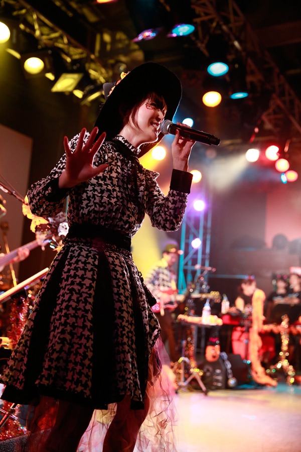 花澤香菜「HAPPY HANAZAWEEEEN」の様子。（写真提供：アニプレックス）