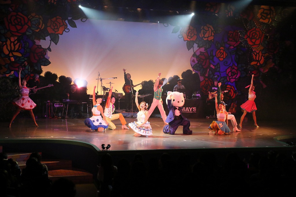 「OSHIKI KADOMATSU Produce ILLUMINANT REBIRTH "NIKOICHI" feat. MAY'S」の様子。(c)SANRIO
