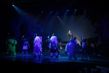 「OSHIKI KADOMATSU Produce ILLUMINANT REBIRTH "NIKOICHI" feat. MAY'S」の様子。(c)SANRIO