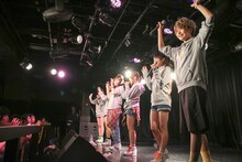 i☆Ris「トレーディングカードコレクション発売記念トーク＆ミニライブ」の様子。