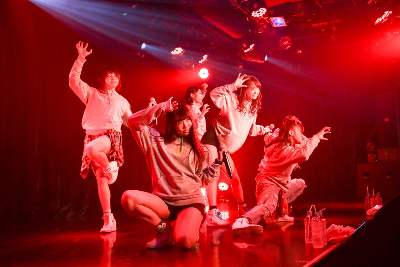 「Vampire Lady」をパフォーマンスするi☆Ris。