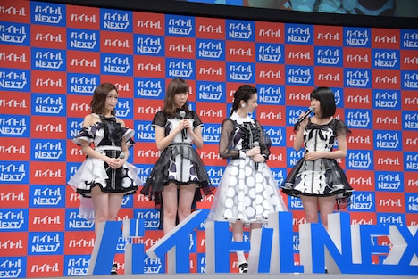 左から渡辺麻友、指原莉乃、島崎遥香、横山由依。