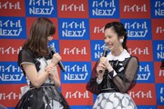 左から指原莉乃、島崎遥香。