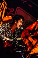 鈴鹿秋斗（Dr）（撮影：浜野カズシ）