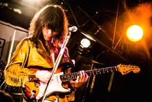 夜の本気ダンスの新ギタリスト西田一紀。（撮影：浜野カズシ）