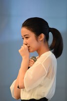 新海誠からのメッセージを聞く上白石萌音。