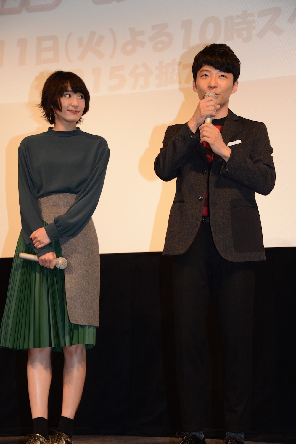 左から新垣結衣、星野源。