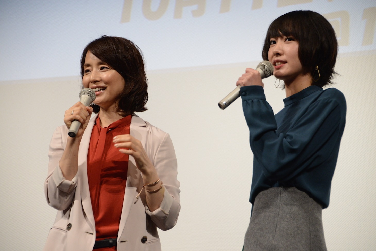 左から石田ゆり子、新垣結衣。